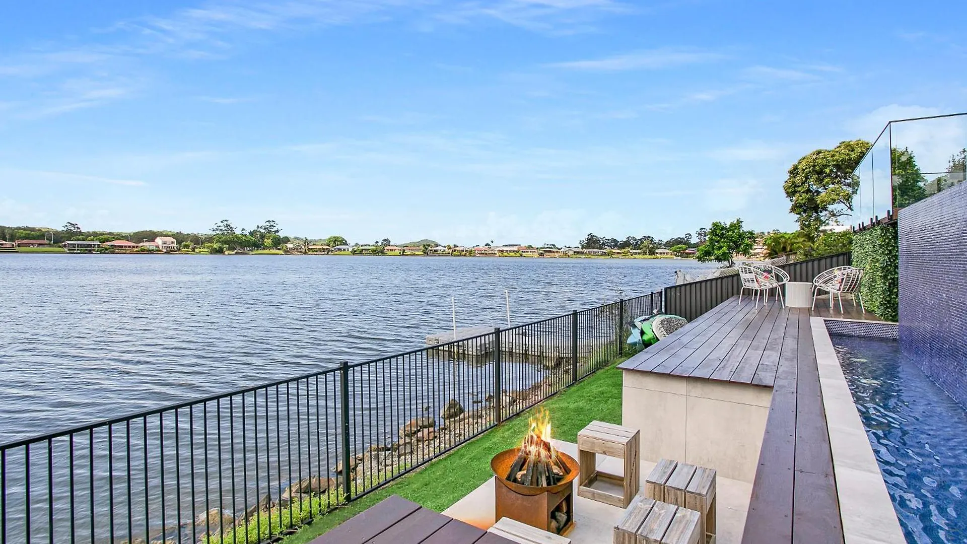 Waterfront Retreat With Infinity Pool & Canal Views Villa Gold Coast Holiday home